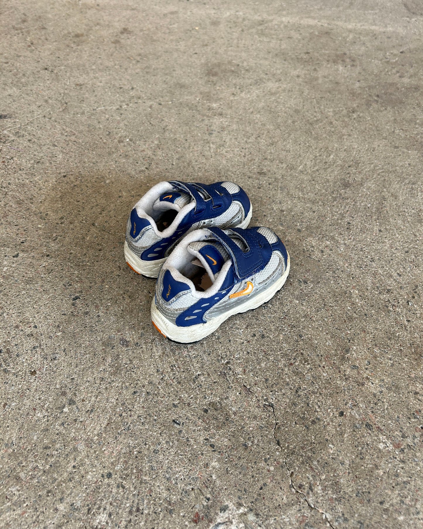 nike low top sneakers
